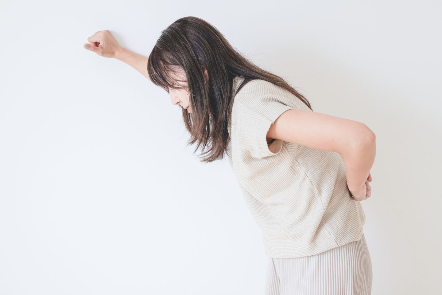 腰痛がつらい女性
