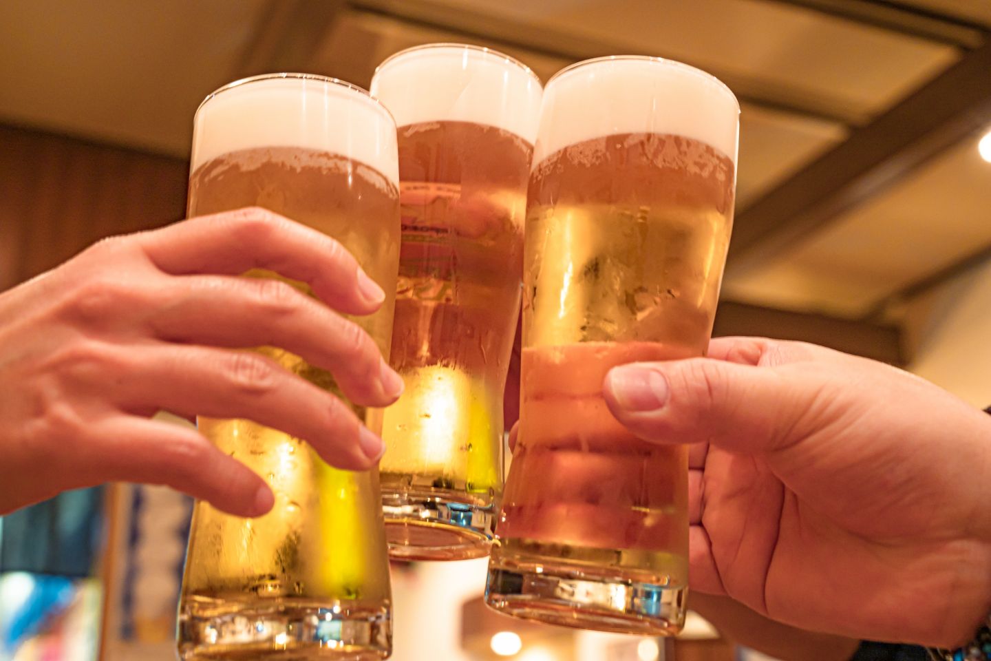 ビールを乾杯する様子
