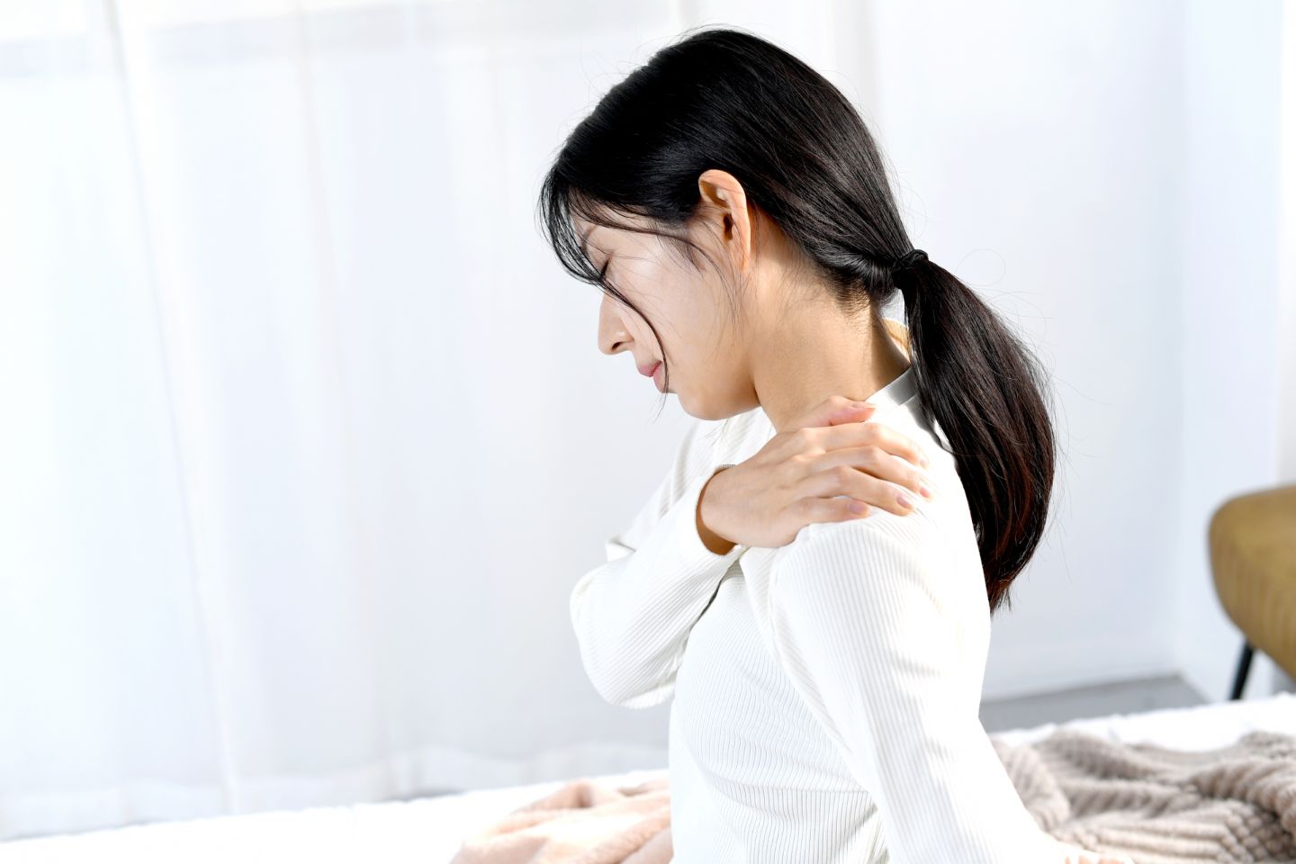 肩こりに悩む女性|ひどい肩こり!対策5選|鍼灸治療の効果が高い理由