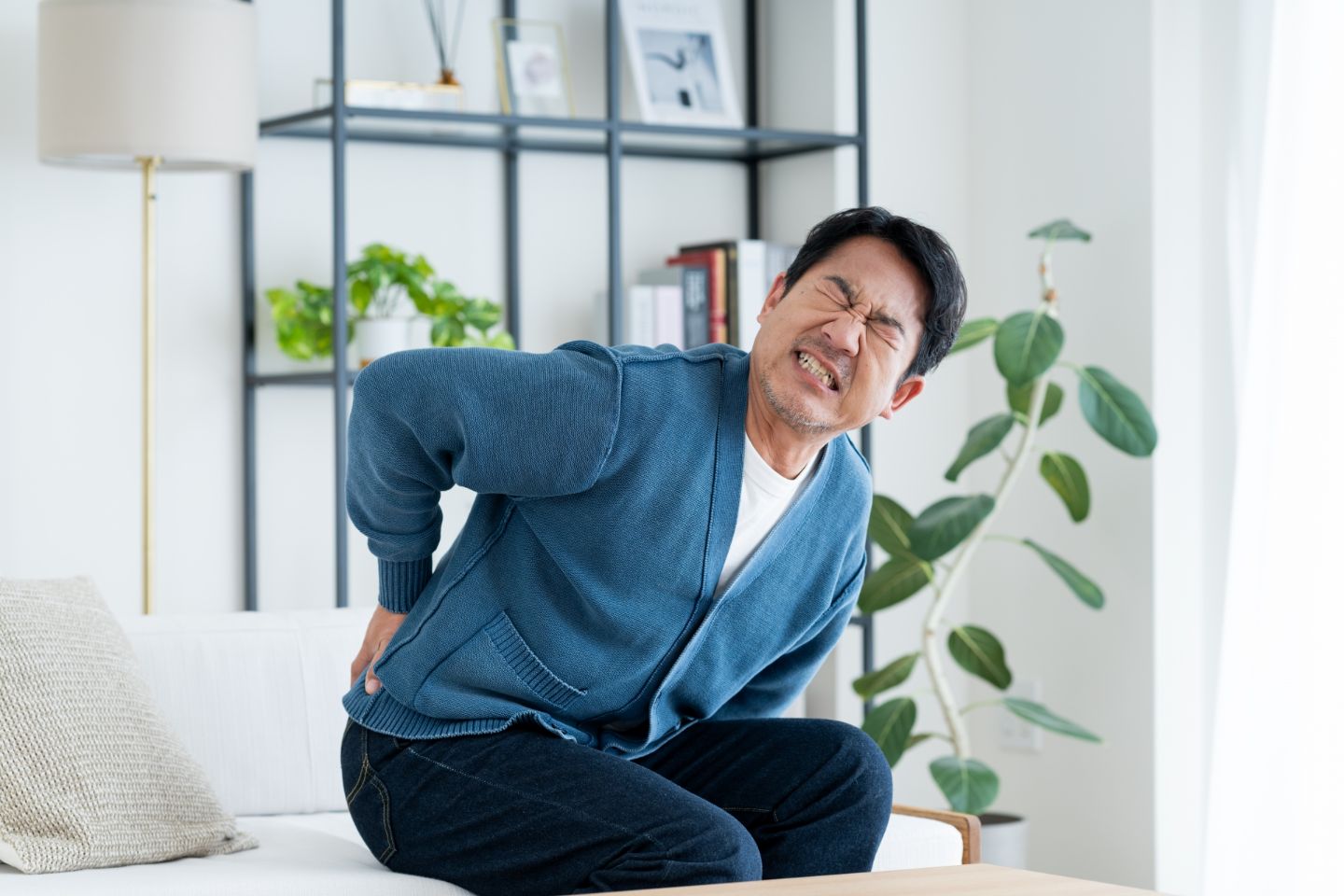 腰痛に悩む男性
